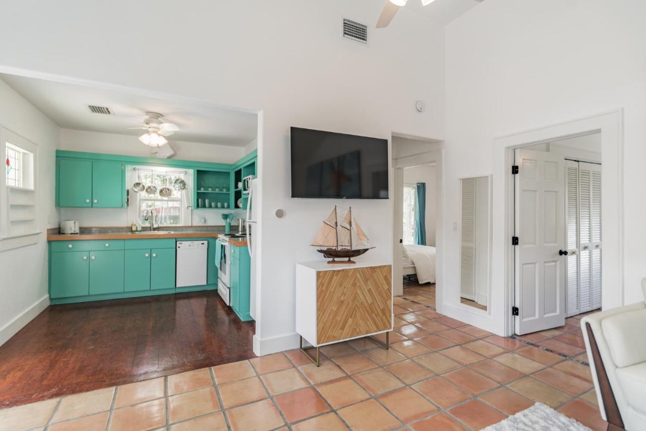 Sarasota, Fl Bungalow - Bright & Breezy Coastal Vibes - 10 Mins To White Sand Beaches Home エクステリア 写真